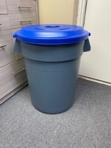 Rubbermaid Brute 32-Gallon Trash Can with Lid, Blue Recyclable Cover